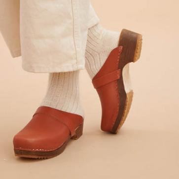 Sabots en cuir et bois