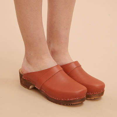 Sabots en cuir et bois